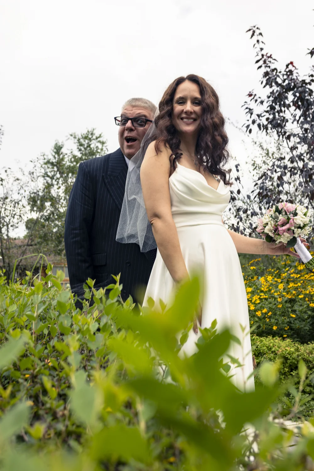 Jason and Elena — улыбки во время свадебной прогулки